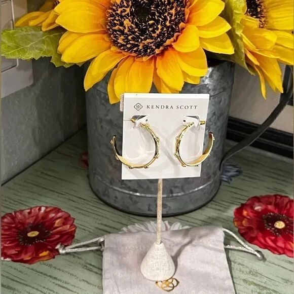 NWTâKendra ScottâJoelleâHoopâEarringsâGoldâWhiteâCrystalâ#KSER - Picture 1 of 7